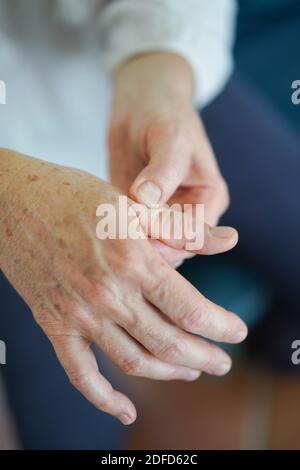 Ältere Frau leidet ein Gelenk Schmerzen in der Hand. Stockfoto