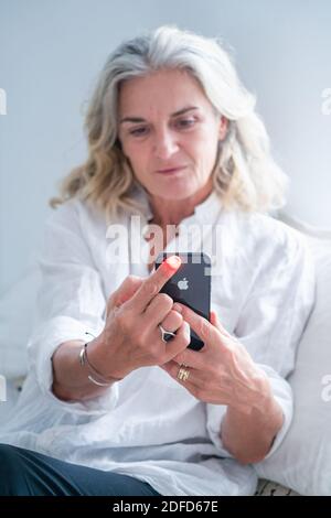Ältere Frau mit Smartphone-App, Messung der Herzfrequenz. Stockfoto