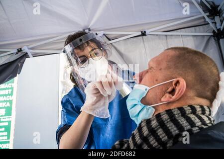 Private Krankenschwester in Partnerschaft mit einer Apotheke führt einen Antigentest für den Nachweis von Antigenen von SARS-CoV-2, verantwortlich für COVID-19, givi Stockfoto