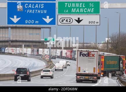 Abbildung zeigt einen Stau am Eurotunnel, in Calais, Frankreich, Freitag, 04. Dezember 2020. Viele Unternehmen wollen AS mitbringen Stockfoto