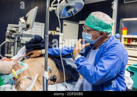 Anästhesist und im Operationssaal am Ende einer Operation unter Vollnarkose, Krankenhaus Bordeaux, Frankreich. Stockfoto