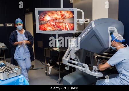 Prostatektomie durch den Telesurgery Roboter, Bordeaux Krankenhaus, Frankreich. Stockfoto