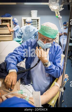 Anästhesist und im Operationssaal am Ende einer Operation unter Vollnarkose, Krankenhaus Bordeaux, Frankreich. Stockfoto