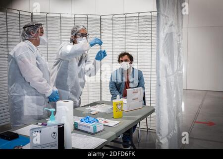 Krankenschwester führt einen Antigentest für den Nachweis von Antigenen von SARS-CoV-2, verantwortlich für COVID-19, Angoulême, Frankreich, November 2020. Stockfoto