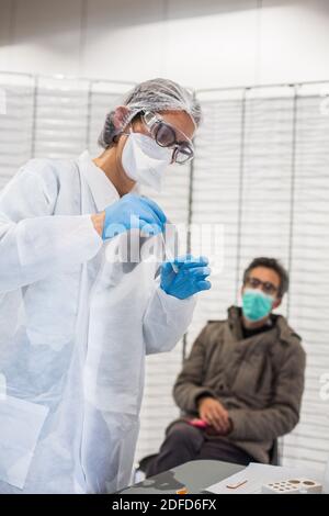 Krankenschwester führt einen Antigentest für den Nachweis von Antigenen von SARS-CoV-2, verantwortlich für COVID-19, Angoulême, Frankreich, November 2020. Stockfoto