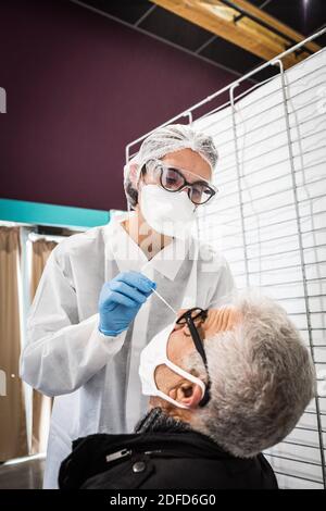 Krankenschwester führt einen Antigentest für den Nachweis von Antigenen von SARS-CoV-2, verantwortlich für COVID-19, Angoulême, Frankreich, November 2020. Stockfoto