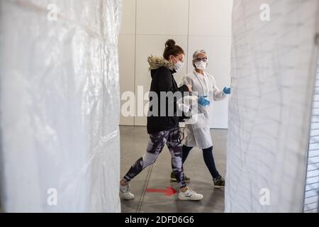 Krankenschwester führt einen Antigentest für den Nachweis von Antigenen von SARS-CoV-2, verantwortlich für COVID-19, Angoulême, Frankreich, November 2020. Stockfoto