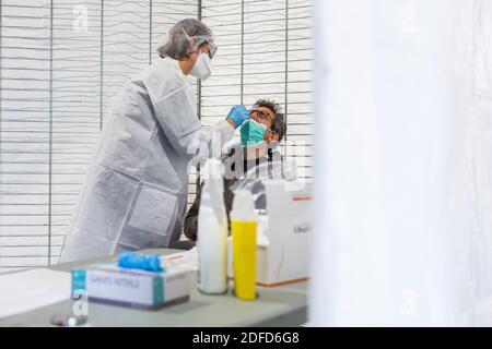 Krankenschwester führt einen Antigentest für den Nachweis von Antigenen von SARS-CoV-2, verantwortlich für COVID-19, Angoulême, Frankreich, November 2020. Stockfoto