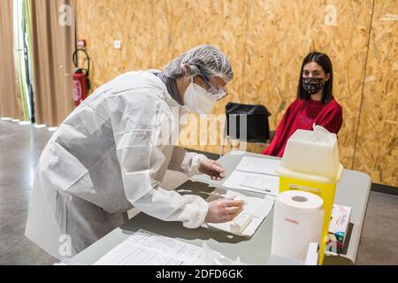 Krankenschwester führt einen Antigentest für den Nachweis von Antigenen von SARS-CoV-2, verantwortlich für COVID-19, Angoulême, Frankreich, November 2020. Stockfoto