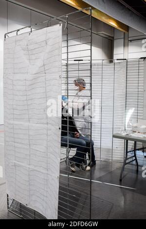 Krankenschwester führt einen Antigentest für den Nachweis von Antigenen von SARS-CoV-2, verantwortlich für COVID-19, Angoulême, Frankreich, November 2020. Stockfoto