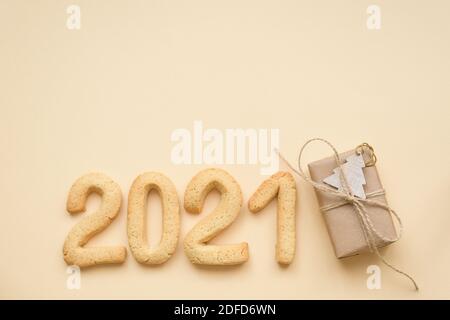 Flache Lay-Zusammensetzung aus Lebkuchen Lebkuchen, umweltfreundliche Neujahr und Null Abfall Geschenk verpackt in Bastelpapier, vor dem Hintergrund des Satzes Sail C Stockfoto