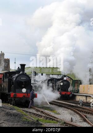 '30120' und 'Manston' passieren den Bahnhof, da '30053' im Warenhof von Corfe Castle liegt. Stockfoto