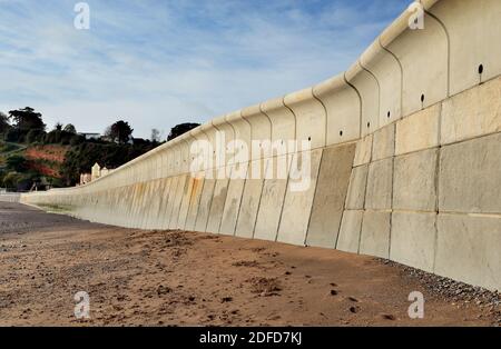 Die neue Ufermauer in Dawlish wurde 2020 angehoben und wieder aufgebaut, mit Blick auf den Lea Mount bei Ebbe. (Siehe Hinweis). Stockfoto