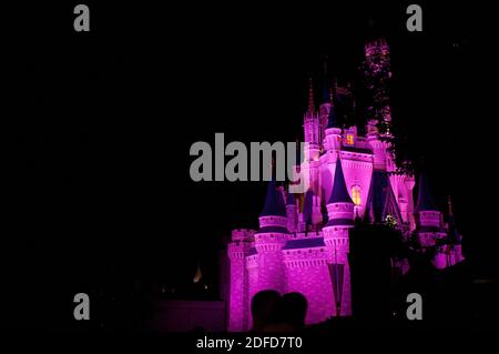 Farbenfrohe Feuerwerk bei Nacht rund um das berühmte Schloss Magic Kingdom, Ikone mehrerer Hollywood-Filme. Disneyworld Florida, FL USA Stockfoto