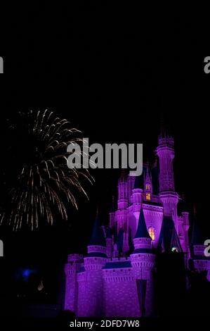 Farbenfrohe Feuerwerk bei Nacht rund um das berühmte Schloss Magic Kingdom, Ikone mehrerer Hollywood-Filme. Disneyworld Florida, FL USA Stockfoto