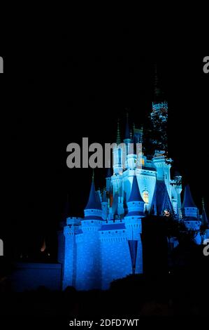 Farbenfrohe Feuerwerk bei Nacht rund um das berühmte Schloss Magic Kingdom, Ikone mehrerer Hollywood-Filme. Disneyworld Florida, FL USA Stockfoto