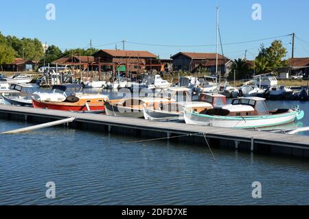 Frankreich, Aquitanien, der Hafen der Teste de Buch mit seinen pinasses, traditionelle Boote der Bucht von Arcachon und die Austernhütten der Austernzüchter. Stockfoto