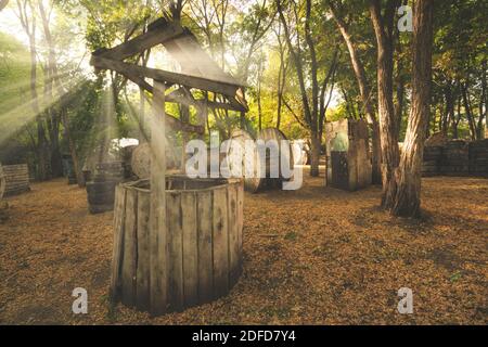 Der alte kaputte Brunnen wurde als etwas benutzt, um sich zu verstecken Im Paintball-Sockel Stockfoto