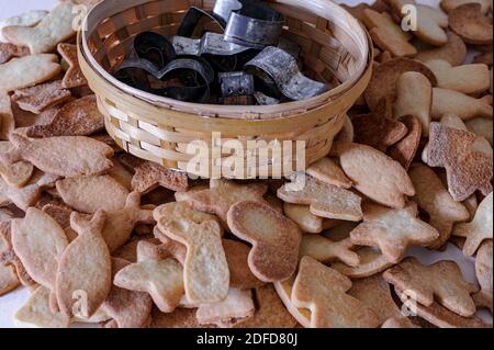 Traditionelle elsässische Weihnachtskuchen, Frankreich - jedes Jahr für die Weihnachtsferien ist es traditionell, kleine Kuchen namens "Bredele" zu machen. Stockfoto