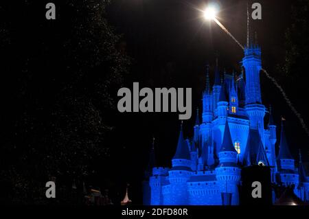 Farbenfrohe Feuerwerk bei Nacht rund um das berühmte Schloss Magic Kingdom, Ikone mehrerer Hollywood-Filme. Disneyworld Florida, FL USA Stockfoto