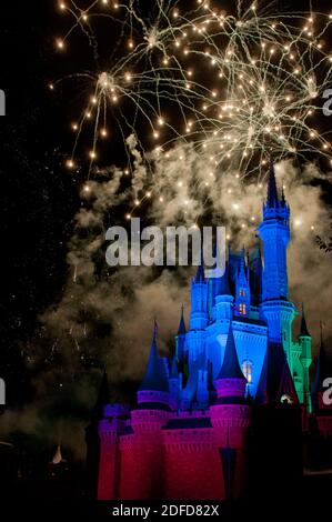 Farbenfrohe Feuerwerk bei Nacht rund um das berühmte Schloss Magic Kingdom, Ikone mehrerer Hollywood-Filme. Disneyworld Florida, FL USA Stockfoto