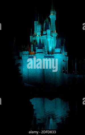 Farbenfrohe Feuerwerk bei Nacht rund um das berühmte Schloss Magic Kingdom, Ikone mehrerer Hollywood-Filme. Disneyworld Florida, FL USA Stockfoto