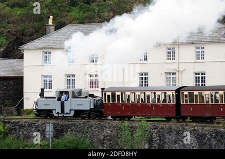 'David Lloyd George' läuft nach der Überholung noch in grauer Lackierung, in der Boston Lodge mit einem Zug nach Blaenau Ffestiniog. Stockfoto