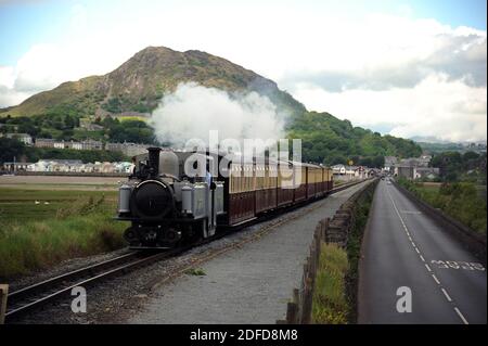 'David Lloyd George' fährt nach der Überholung noch in grauer Lackierung, überquert den Cob mit einem Zug nach Blaenau Ffestiniog. Stockfoto