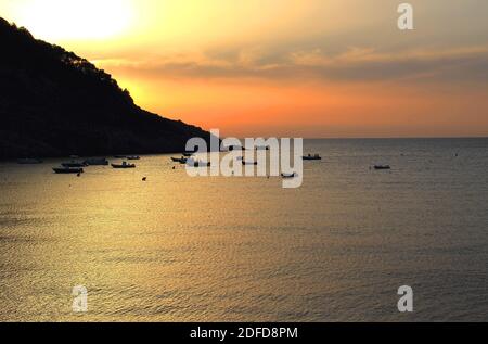 Panorama am Meer in Italien, Insel Elba, bei Sonnenuntergang mit Farben und Booten Stockfoto