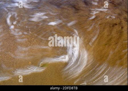 Wellen auf dem Meer mit einer langen Verschlusszeit erfasst. Natürliche abstrakte Bewegung Hintergrund. Stockfoto