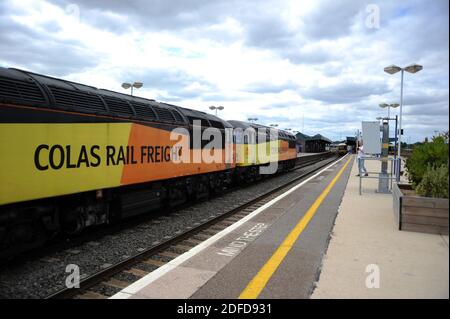 56113 (führend) und 56087 Doppelkopf eine Tilbury - Llanwern Fracht durch Didcot Parkway. Stockfoto