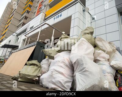 Voronezh, Russland - 4. März 2020: Bauabfallsäcke am Eingang eines neuen Gebäudes Stockfoto