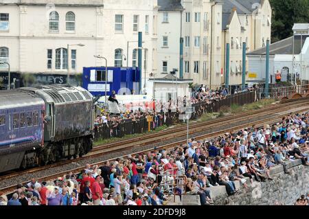 57604 'Pendennis Castle' nähert sich der Dawlish Station mit einem Ost-Service. Stockfoto