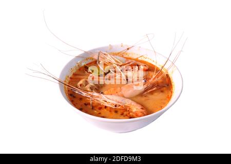 Gekochte Garnelen fallen in Thai würzige Suppe oder tom Yum kung auf Schüssel Stockfoto
