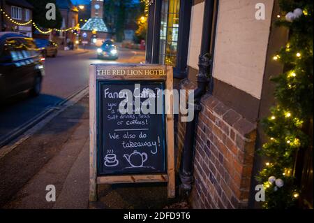 Wendover, Buckinghamshire, Großbritannien. Dezember 2020. Ein Schild zum Mitnehmen vor dem Red Lion Hotel in Wendover. Lokale Geschäfte und Pubs in Wendover hoffen auf einen geschäftigen Dezember, da sie nach dem Ende der zweiten Covid-19-Sperre wieder geöffnet werden und die Stadt in Tier 2 geht. Quelle: Maureen McLean/Alamy Stockfoto