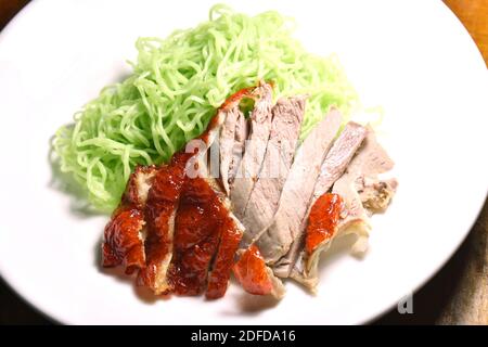 Chinesische Jadenudeln Belag Scheibe geröstete Ente auf Teller Stockfoto