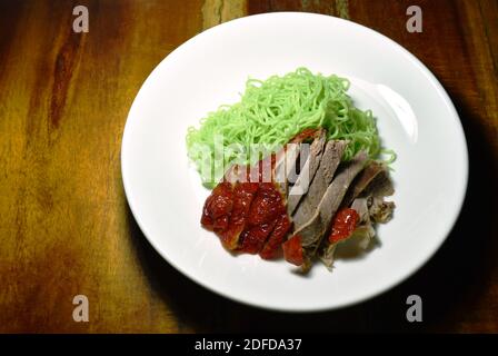 Chinesische Jadenudeln Belag Scheibe geröstete Ente auf Teller Stockfoto