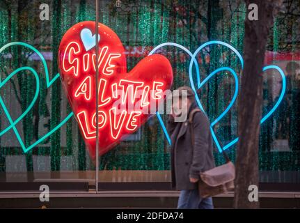 Oxford Street, London, Großbritannien. Dezember 2020. Geschäftiger Tag in der Oxford Street trotz Kälte und Nieselregen, während die Käufer vor Weihnachten nach Schnäppchen suchen. Fußgänger passieren das Fenster der John Lewis Oxford Street. Quelle: Malcolm Park/Alamy Live News Stockfoto