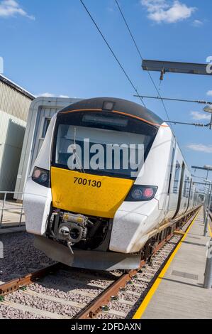 Vorderseite eines Desiro City Zuges der Baureihe 700 in Thameslink Lackierung in einem Eisenbahndepot in Großbritannien. Stockfoto