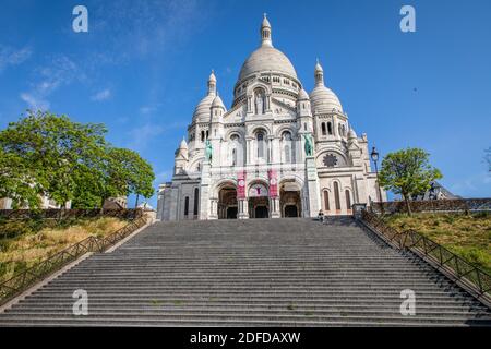 VERLASSENE TREPPE VOR DER BASILIKA SACRE COEUR WÄHREND DER PANDEMIESPERRE COVID-19, BUTTE MONTMARTRE, 18. ARRONDISSEMENT, PARIS, ILE DE FRANCE, FRANKREICH, EUROPA Stockfoto