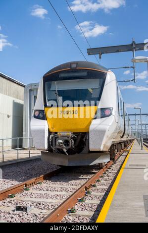 Vorderseite eines Desiro City Zuges der Baureihe 700 in Thameslink Lackierung in einem Eisenbahndepot in Großbritannien. Stockfoto