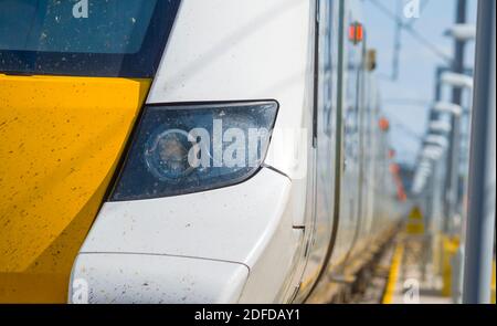 Lichter an der Vorderseite eines Desiro City Zuges der Baureihe 700 in Thameslink Lackierung in einem Eisenbahndepot in Großbritannien. Stockfoto