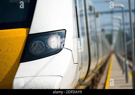 Lichter an der Vorderseite eines Desiro City Zuges der Baureihe 700 in Thameslink Lackierung in einem Eisenbahndepot in Großbritannien. Stockfoto