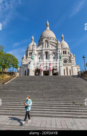 VERLASSENE TREPPE VOR DER BASILIKA SACRE COEUR WÄHREND DER PANDEMIESPERRE COVID-19, BUTTE MONTMARTRE, 18. ARRONDISSEMENT, PARIS, ILE DE FRANCE, FRANKREICH, EUROPA Stockfoto