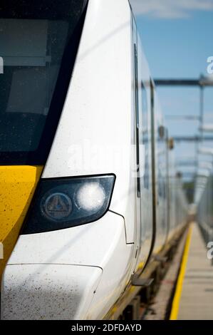 Lichter an der Vorderseite eines Desiro City Zuges der Baureihe 700 in Thameslink Lackierung in einem Eisenbahndepot in Großbritannien. Stockfoto