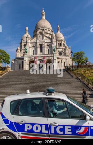 POLIZEISTREIFE, VERLASSENE TREPPE VOR DER BASILIKA SACRE COEUR WÄHREND DER COVID-19 PANDEMIESPERRE, BUTTE MONTMARTRE, 18. ARRONDISSEMENT, PARIS, ILE DE FRANCE, FRANKREICH, EUROPA Stockfoto