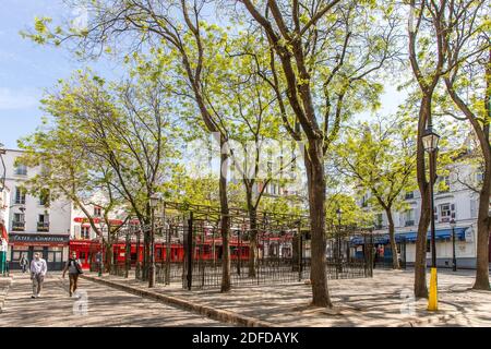 DER VERLASSENE PLACE DU TERTRE WÄHREND DER COVID-19 PANDEMIESPERRE, BUTTE MONTMARTRE, 18. ARRONDISSEMENT, PARIS, ILE DE FRANCE, FRANKREICH, EUROPA Stockfoto