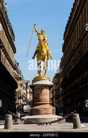 STATUE EQUESTRE DE JEANNE D'ARC REALIZEE PAR LE SCULPTEUR FRANCAIS EMMANUEL FREMET, PARIS, 1ER ARRONDISSEMENT // PARIS, 1. ARRONDISSEMENT // REITERSTATUE DER JEANNE D'ARC VOM FRANZÖSISCHEN BILDHAUER EMMANUEL FREMET, PARIS, 1. ARRONDISSEMENT Stockfoto