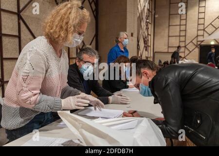 VERTRETER DER BEWOHNER, DELEGIERT VON NACHBARSCHAFT ODER RESIDENZEN, SAMMELN AFNOR-STANDARD KLASSE 1 STOFFMASKEN VON DER GEMEINDE VERTEILT, SAINT MAURICE (94) VAL DE MARNE ILE DE FRANCE, FRANKREICH, EUROPA Stockfoto