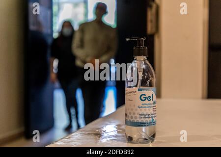 HYDROALKOHOLISCHES GEL, VERTRETER DER BEWOHNER, DELEGIERT VON NACHBARSCHAFT ODER RESIDENZEN, SAMMELN AFNOR-STANDARD KLASSE 1 STOFFMASKEN VON DER GEMEINDE VERTEILT, SAINT MAURICE (94) VAL DE MARNE ILE DE FRANCE, FRANKREICH, EUROPA Stockfoto